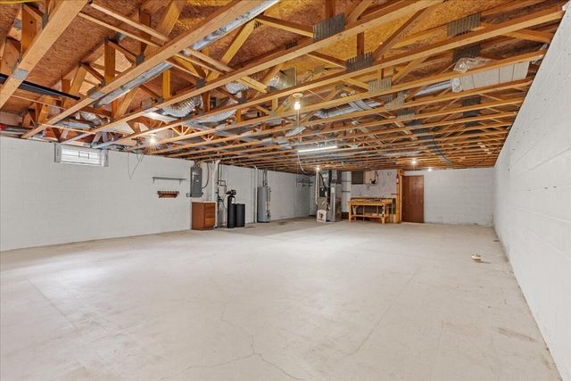 1015 Squire LANE, West Bend, WI 53090
