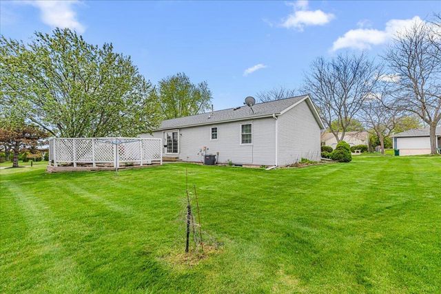 1015 Squire LANE, West Bend, WI 53090
