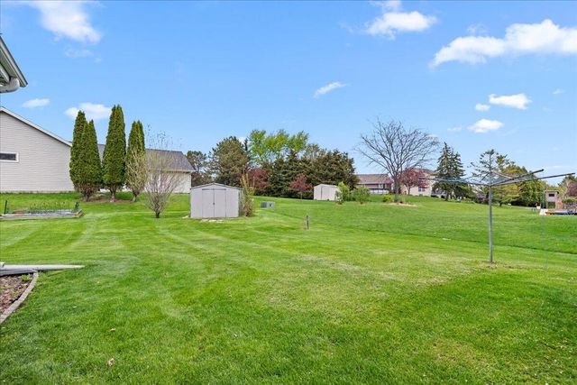 1015 Squire LANE, West Bend, WI 53090