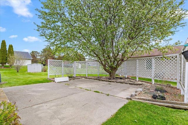 1015 Squire LANE, West Bend, WI 53090