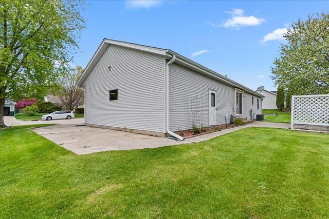 1015 Squire LANE, West Bend, WI 53090