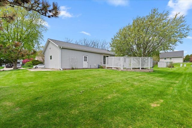 1015 Squire LANE, West Bend, WI 53090