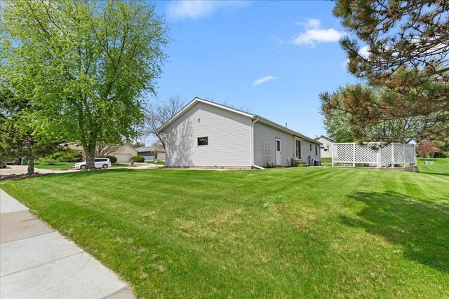 1015 Squire LANE, West Bend, WI 53090