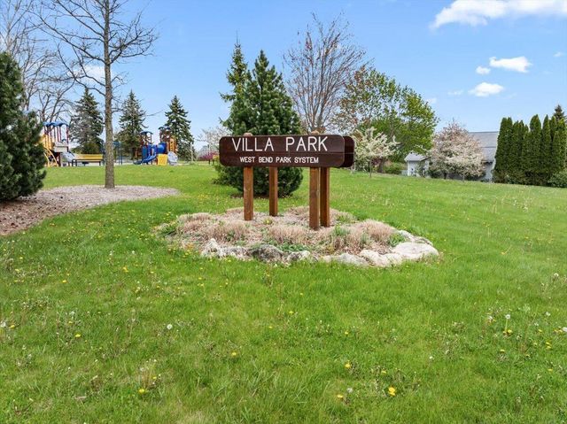 1015 Squire LANE, West Bend, WI 53090