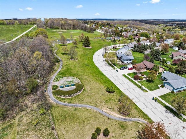 1015 Squire LANE, West Bend, WI 53090