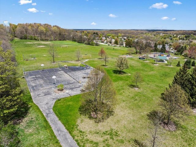 1015 Squire LANE, West Bend, WI 53090