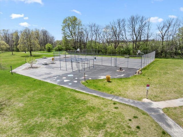 1015 Squire LANE, West Bend, WI 53090
