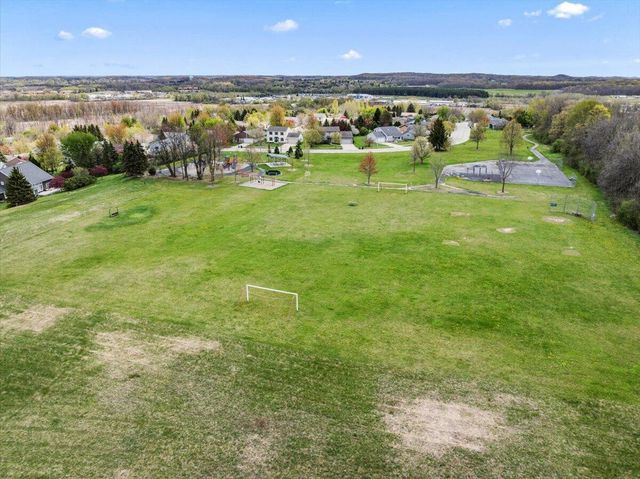 1015 Squire LANE, West Bend, WI 53090