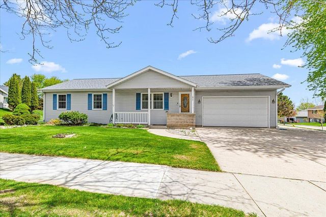 1015 Squire LANE, West Bend, WI 53090