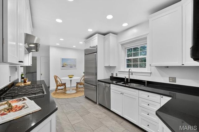 23 Rio Vista Drive, Ladue, MO 63124