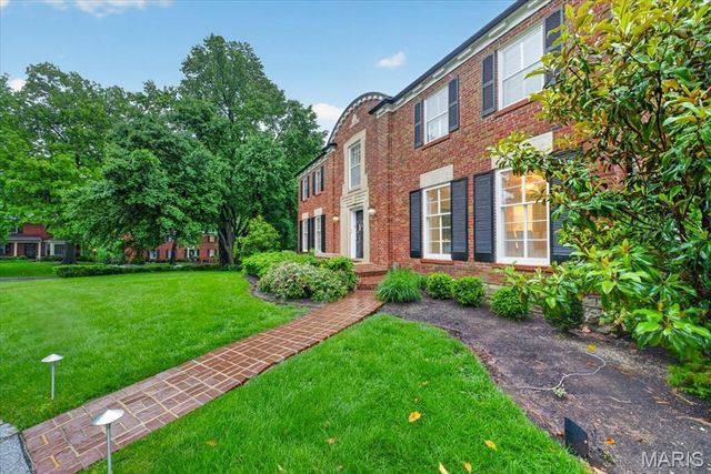 23 Rio Vista Drive, Ladue, MO 63124