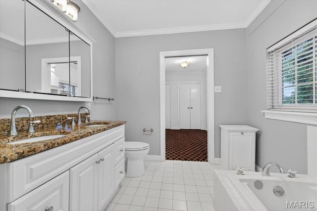 23 Rio Vista Drive, Ladue, MO 63124