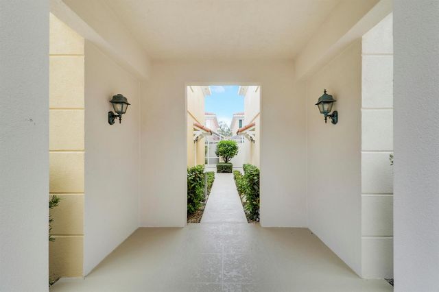 73 Laurel Oaks Circle, Jupiter, FL 33469