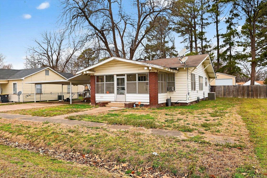 511 E Banks Street, England, AR 72046