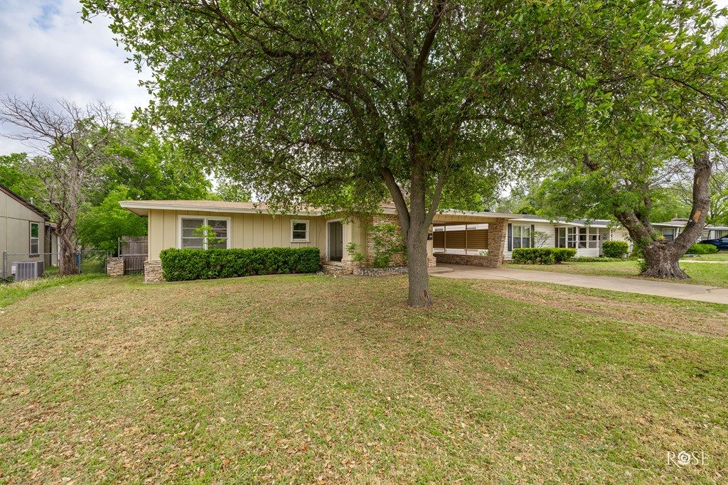 Image 2 of property listing at 2609 W Beauregard Ave, San Angelo, TX 76901