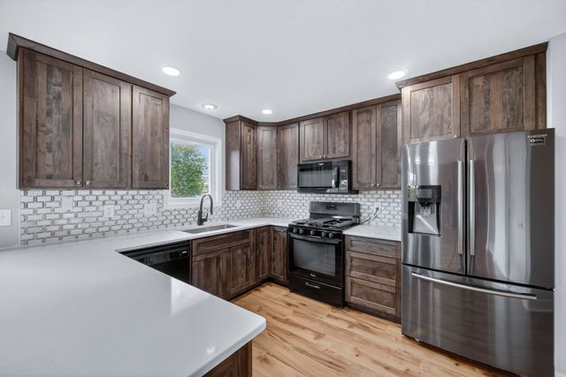 5928 NW 50th Street, Johnston, IA 50131