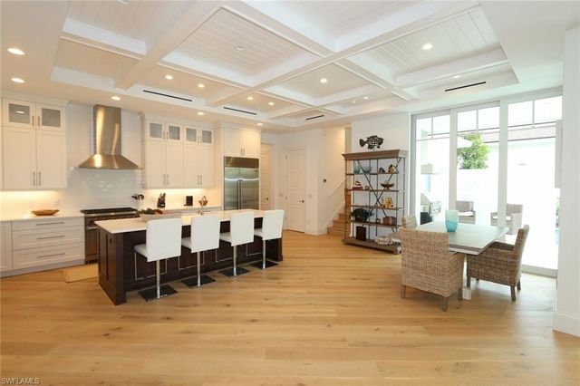 300 2nd AVE N, Naples, FL 34102