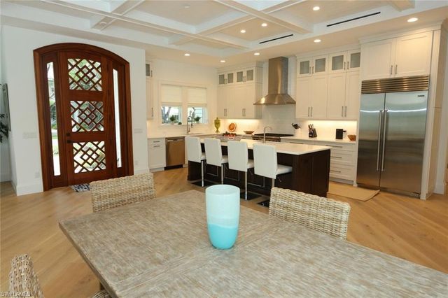 300 2nd AVE N, Naples, FL 34102