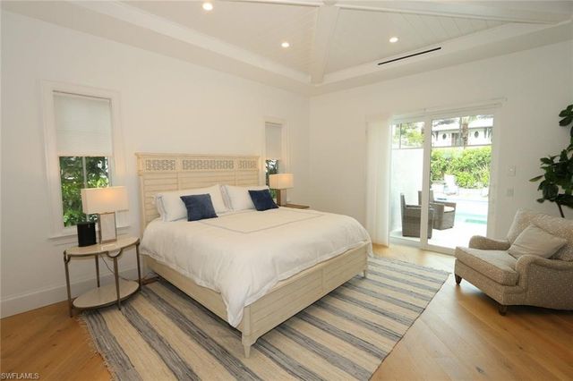 300 2nd AVE N, Naples, FL 34102