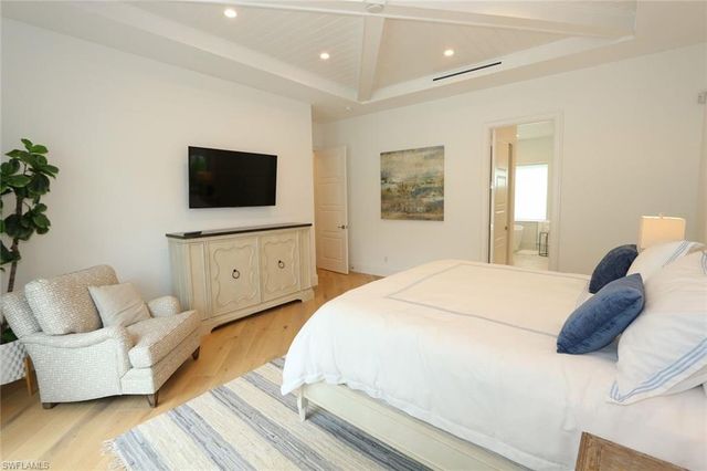 300 2nd AVE N, Naples, FL 34102