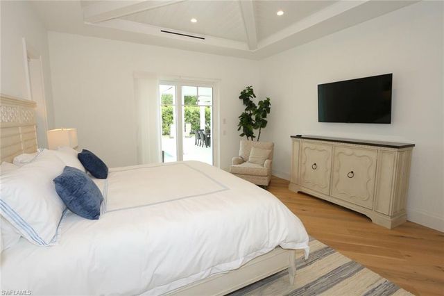 300 2nd AVE N, Naples, FL 34102