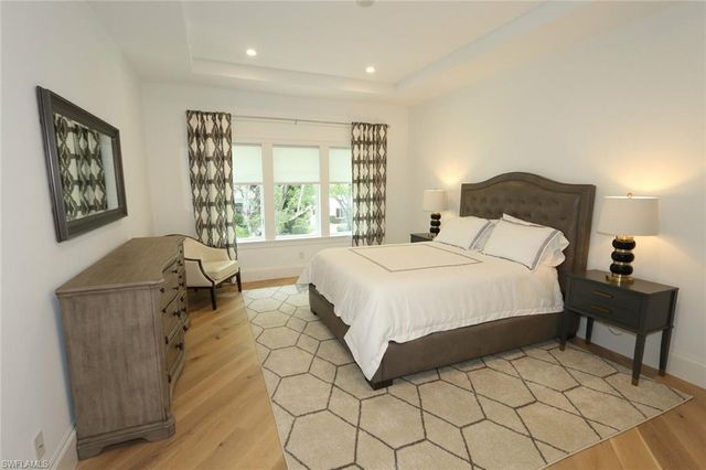 300 2nd AVE N, Naples, FL 34102