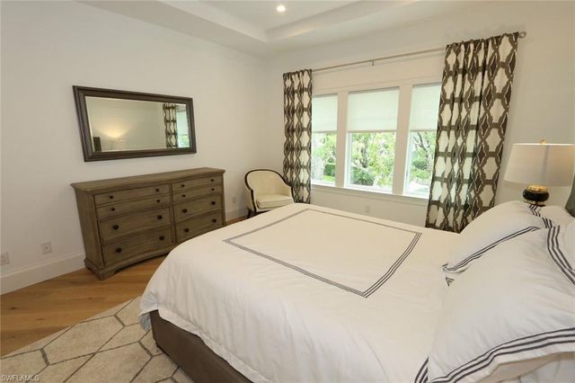 300 2nd AVE N, Naples, FL 34102