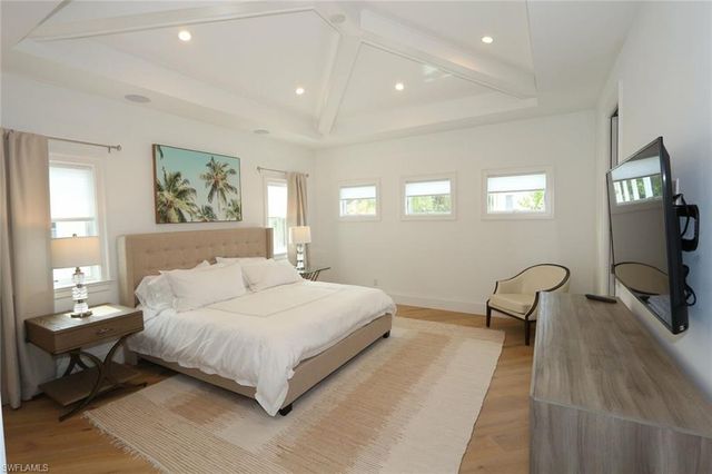 300 2nd AVE N, Naples, FL 34102