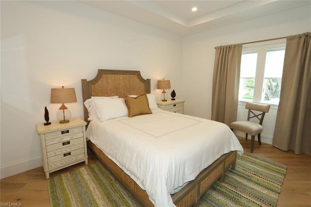 300 2nd AVE N, Naples, FL 34102