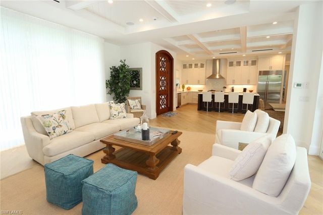 300 2nd AVE N, Naples, FL 34102