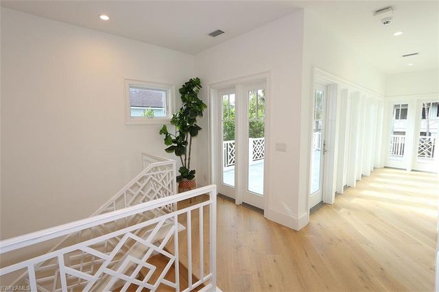 300 2nd AVE N, Naples, FL 34102