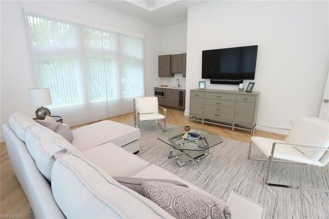 300 2nd AVE N, Naples, FL 34102