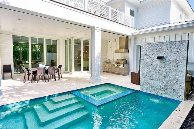 300 2nd AVE N, Naples, FL 34102