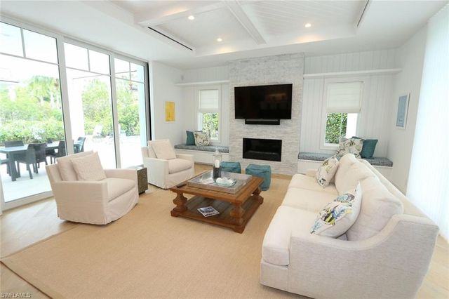 300 2nd AVE N, Naples, FL 34102