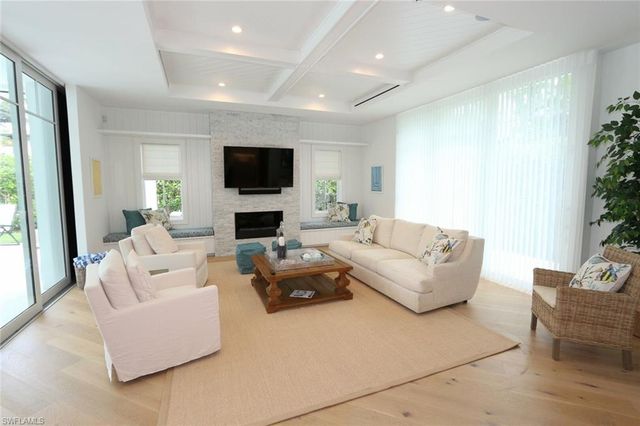 300 2nd AVE N, Naples, FL 34102