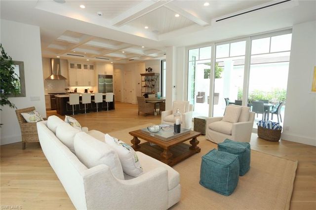 300 2nd AVE N, Naples, FL 34102