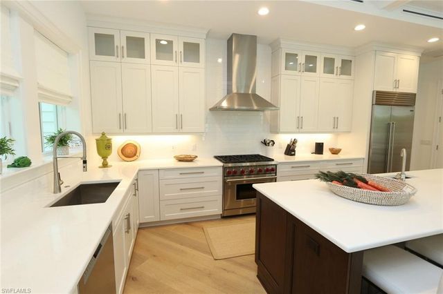 300 2nd AVE N, Naples, FL 34102