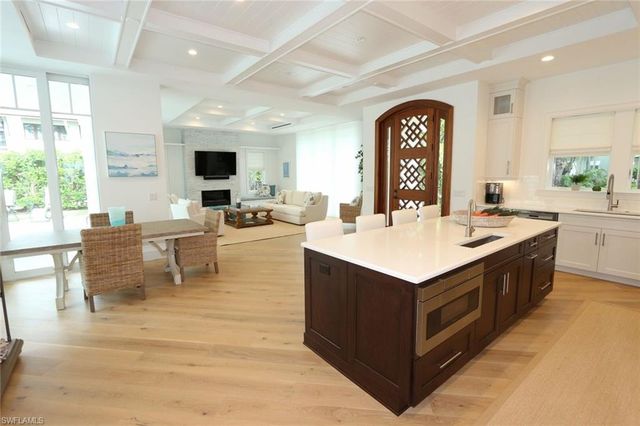 300 2nd AVE N, Naples, FL 34102