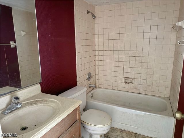 9305 Lake Park DR 104, Fort Myers, FL 33919