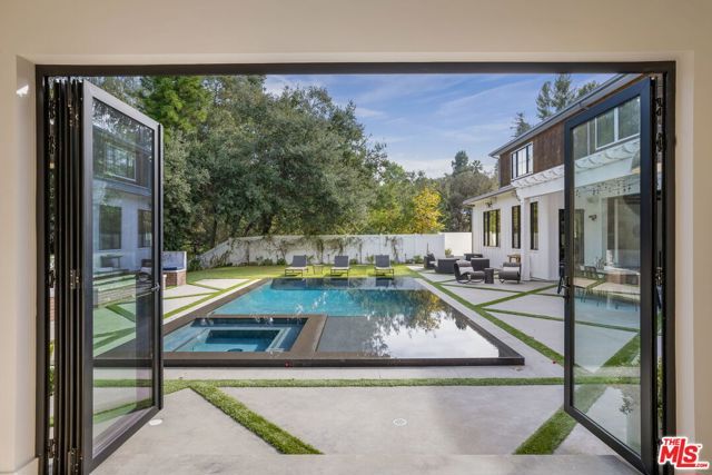 16101 Royal Mount Drive, Encino (los Angeles), CA 91436