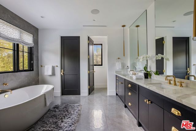 16101 Royal Mount Drive, Encino (los Angeles), CA 91436