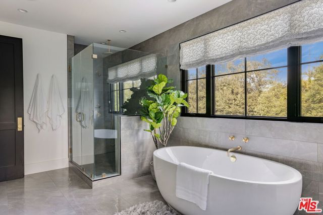 16101 Royal Mount Drive, Encino (los Angeles), CA 91436