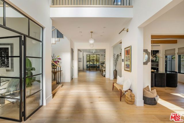 16101 Royal Mount Drive, Encino (los Angeles), CA 91436