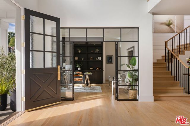 16101 Royal Mount Drive, Encino (los Angeles), CA 91436