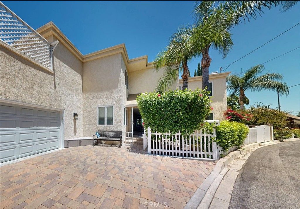 Image 1 of property listing at 4936 Llano, Woodland Hills, CA 91364