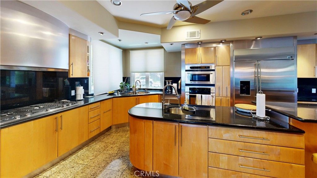 Image 10 of property listing at 4936 Llano, Woodland Hills, CA 91364