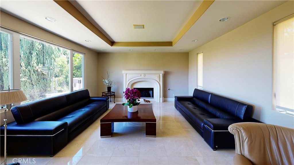 Image 12 of property listing at 4936 Llano, Woodland Hills, CA 91364