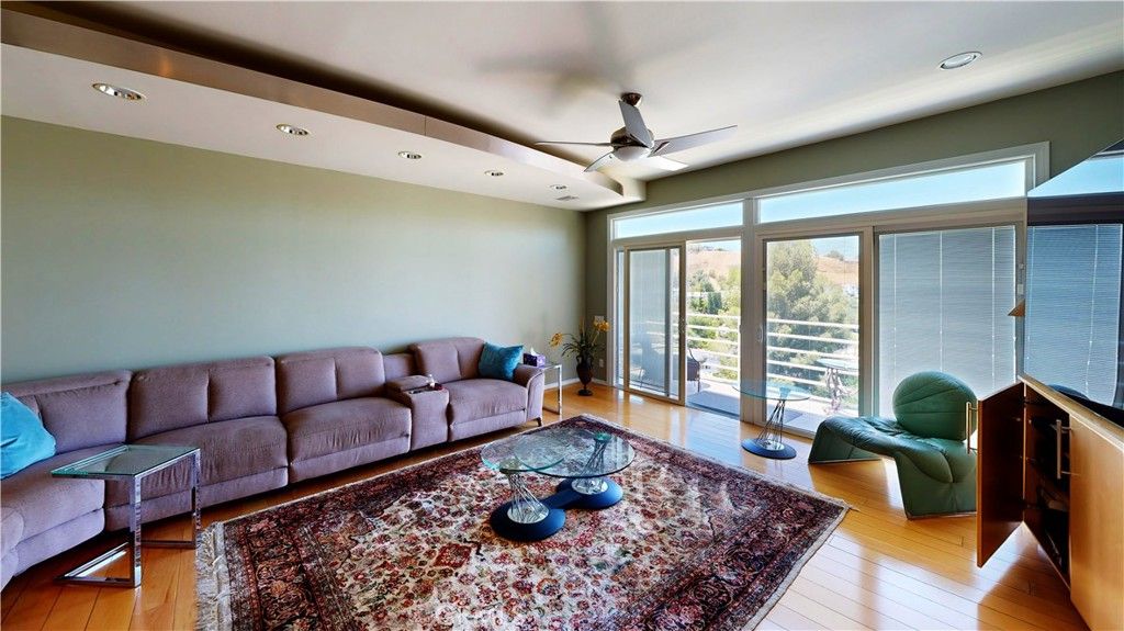 Image 14 of property listing at 4936 Llano, Woodland Hills, CA 91364