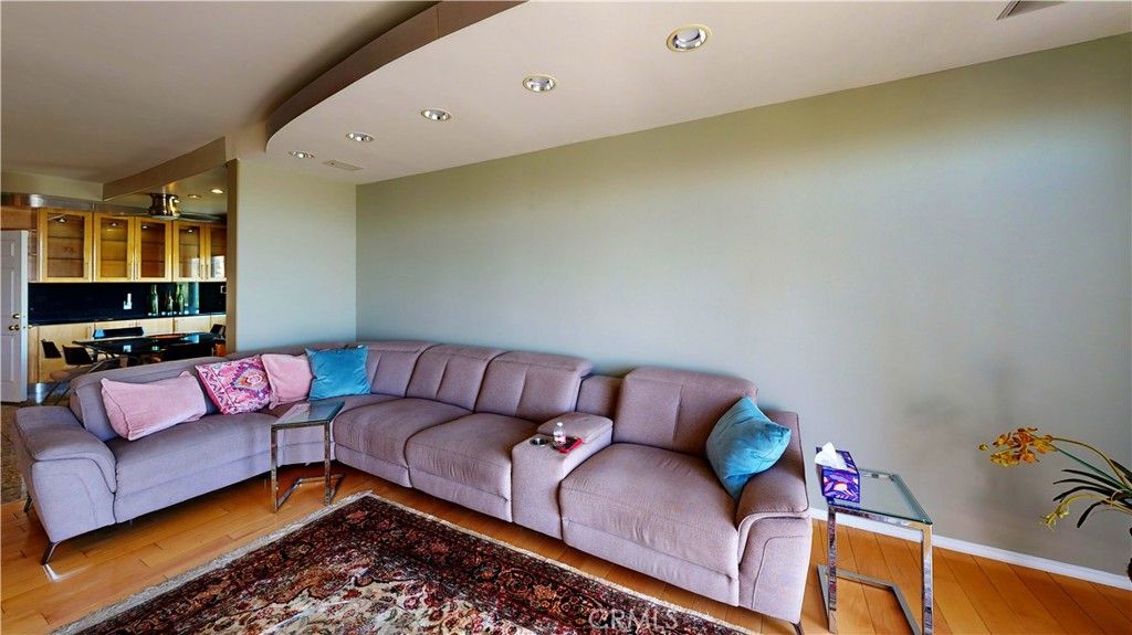 Image 15 of property listing at 4936 Llano, Woodland Hills, CA 91364
