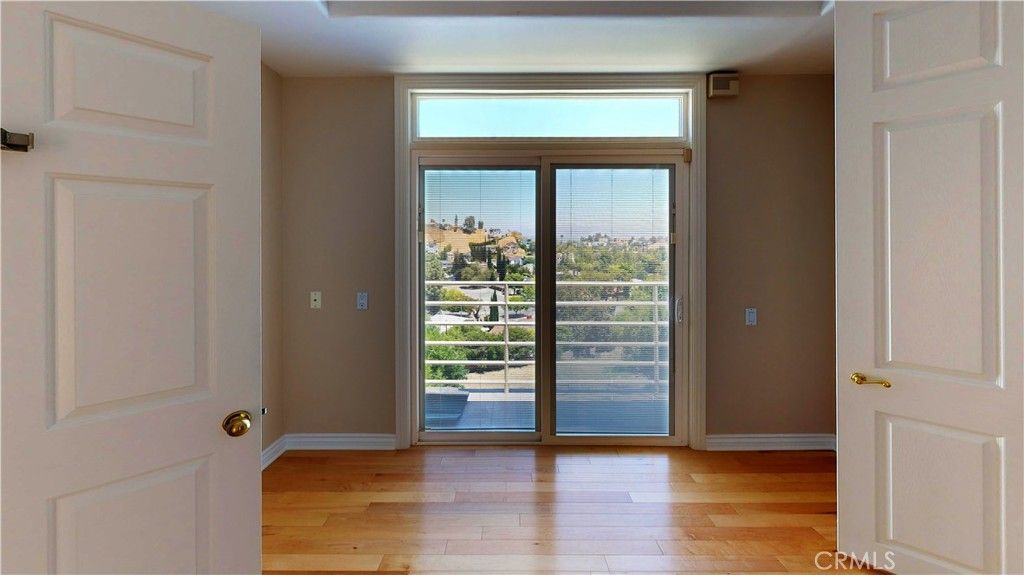 Image 16 of property listing at 4936 Llano, Woodland Hills, CA 91364